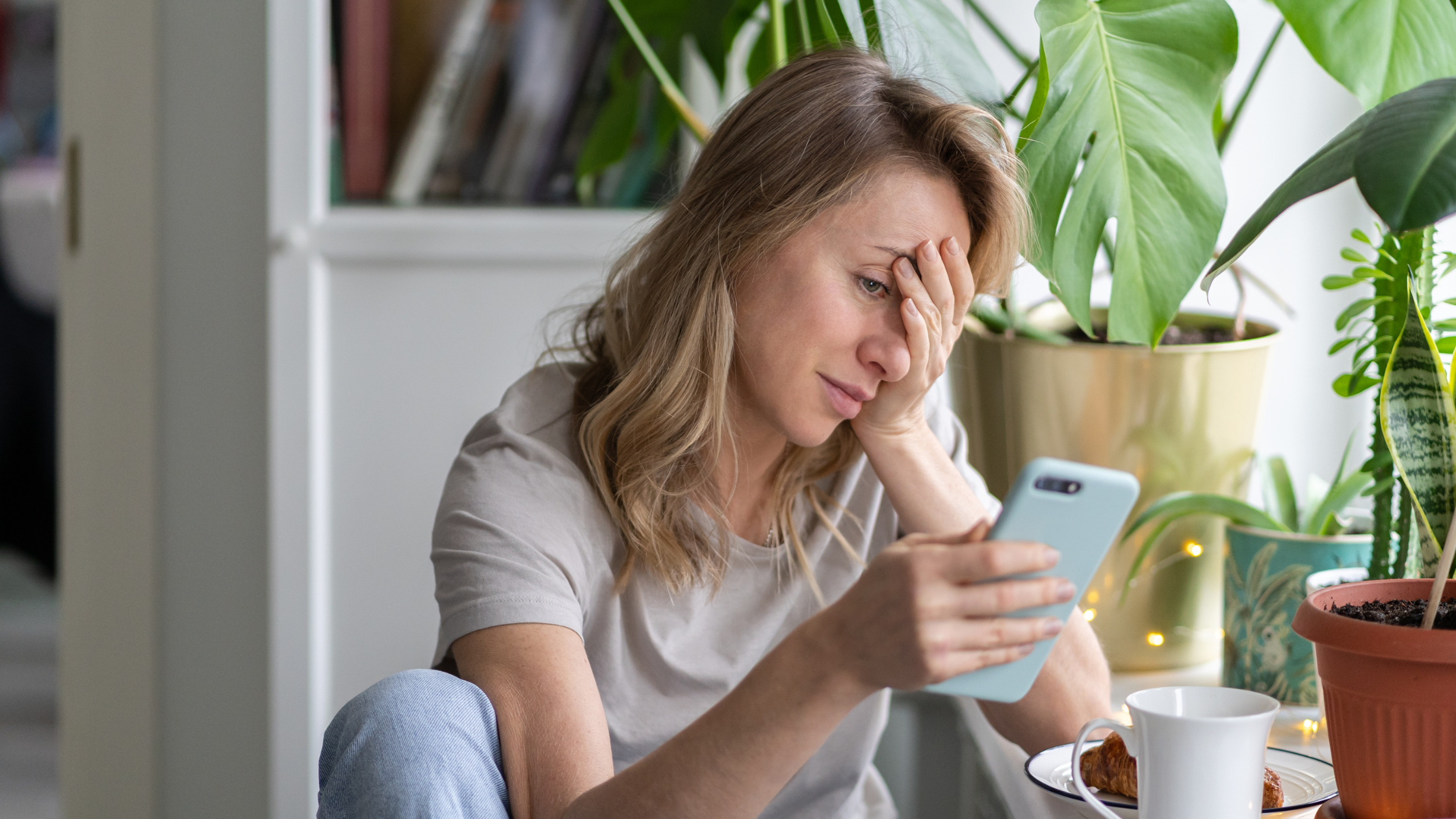 woman with brain fog during perimenopause